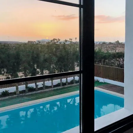 Vivienda Luminosa Con Piscina Climatizada בית נופש